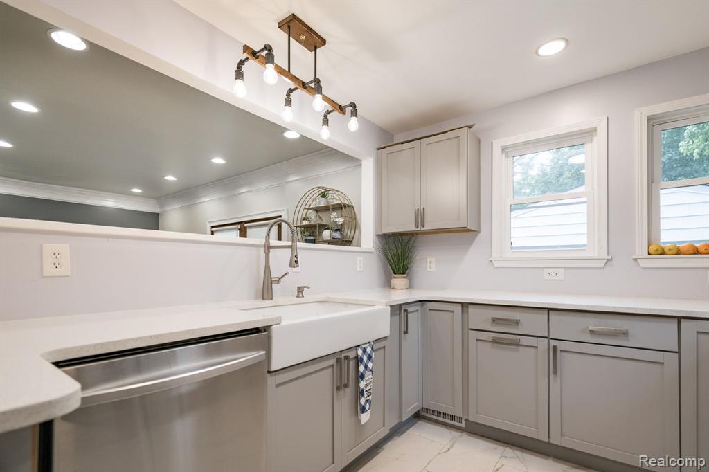 Royal Oak, Michigan 48073, United States, 4 Bedrooms Bedrooms, ,2 BathroomsBathrooms,Residential,Active,192828