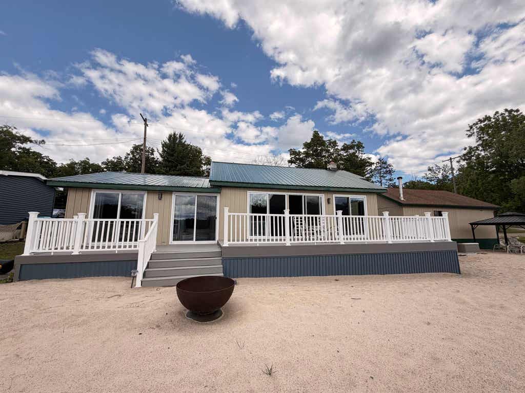 Photo of 2509 E SURREY Street, Harrison, MI 48625 (MLS # 50217041)