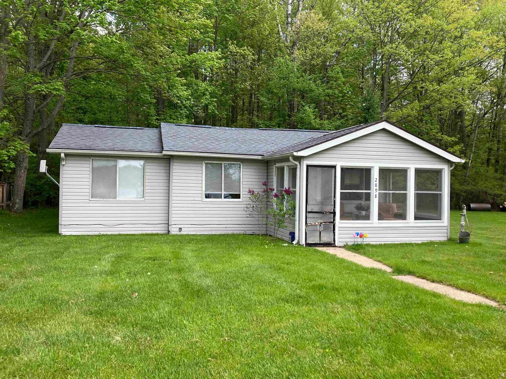 Photo of 2898 Lakeshore Drive, Gladwin, MI 48624 (MLS # 50208739)