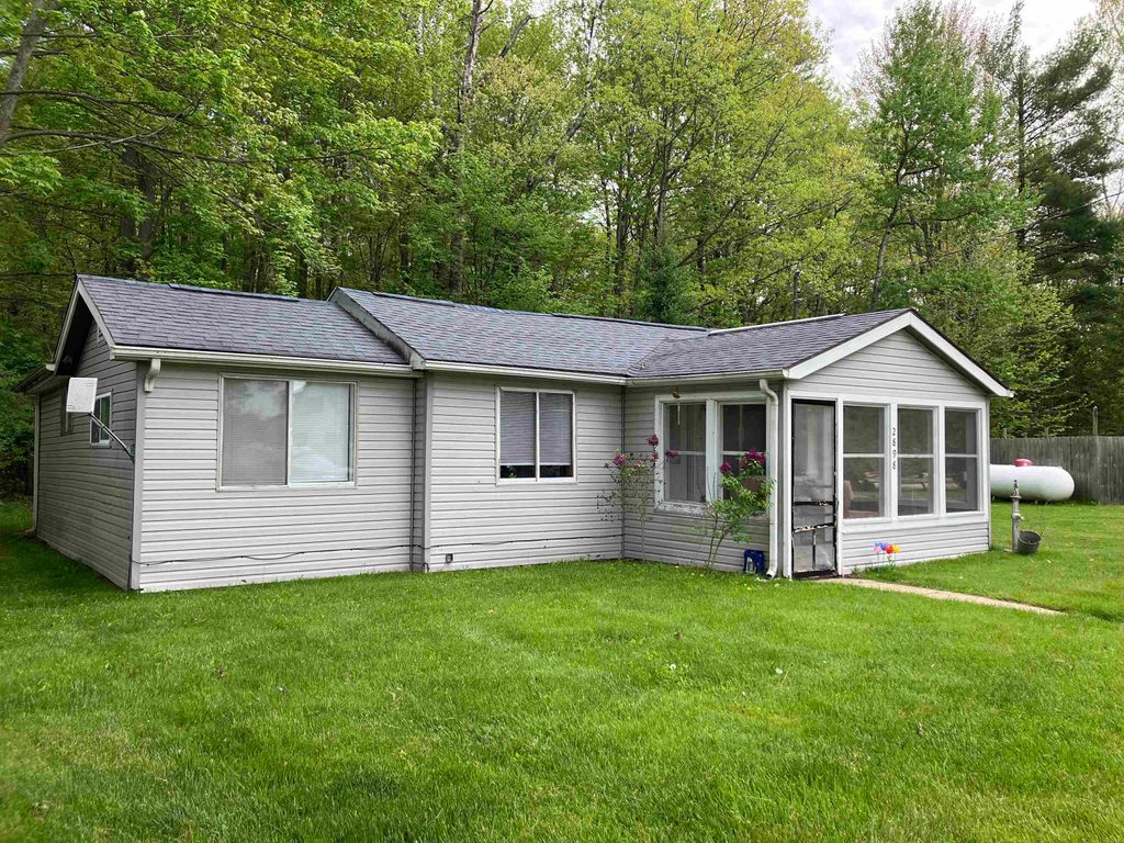 Photo of 2898 Lakeshore Drive, Gladwin, MI 48624 (MLS # 50208739)