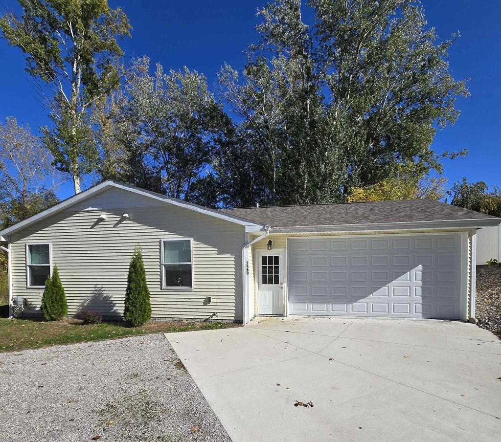 Photo of 225 Lakeview Court, Beaverton, MI 48612 (MLS # 50192179)