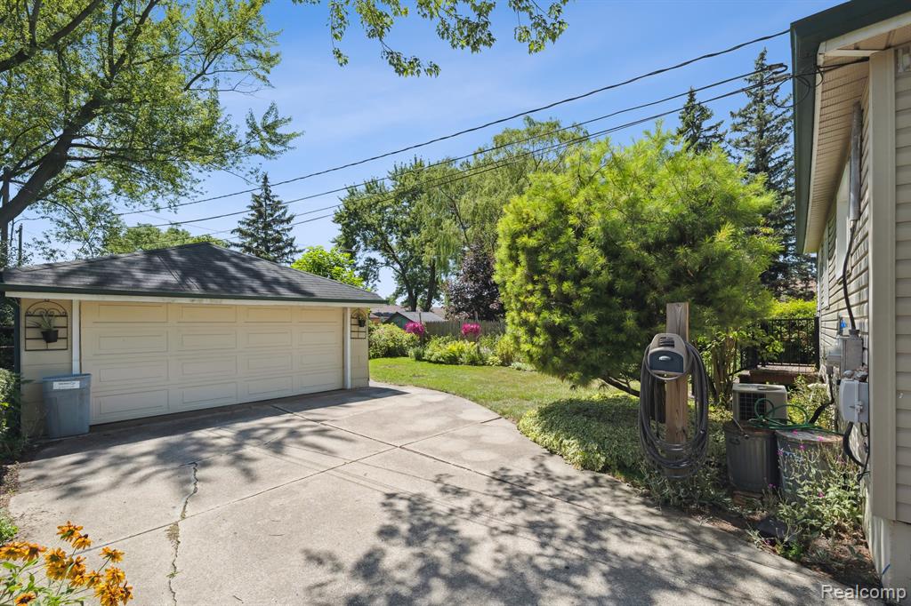 Clawson, Michigan 48017, United States, 3 Bedrooms Bedrooms, ,1 BathroomBathrooms,Residential,Pending,192834