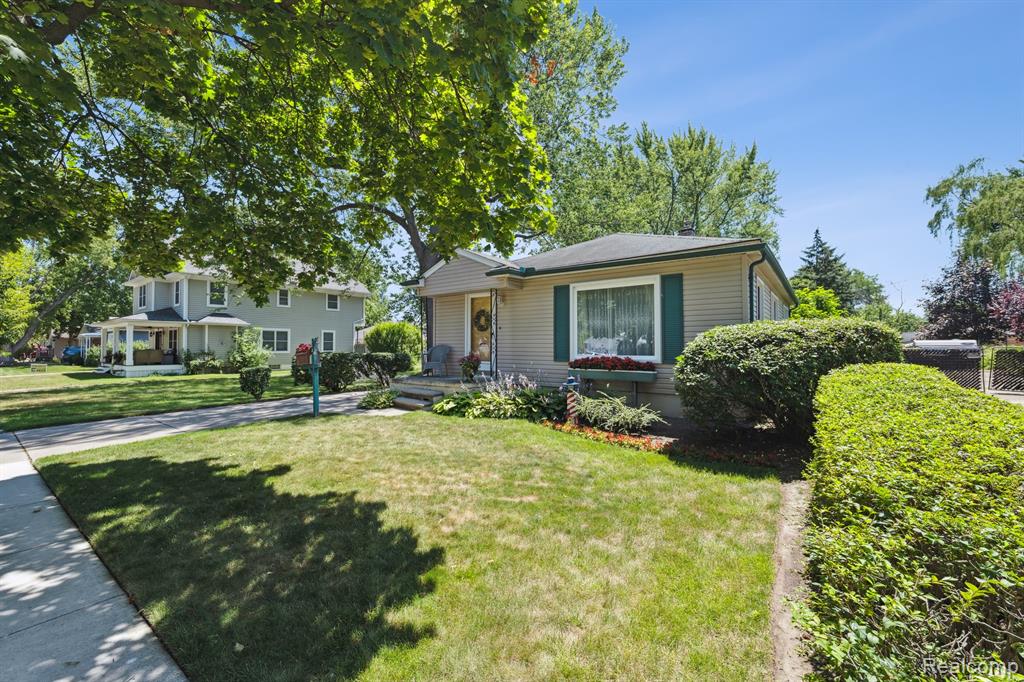 Clawson, Michigan 48017, United States, 3 Bedrooms Bedrooms, ,1 BathroomBathrooms,Residential,Pending,192834