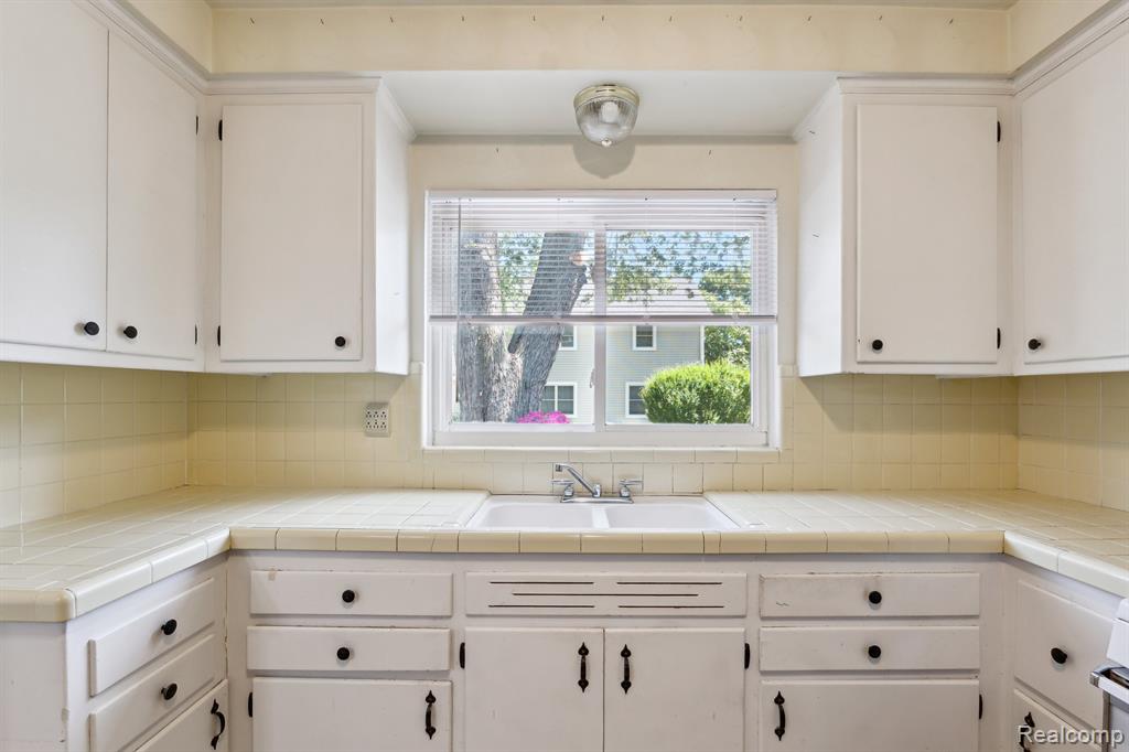 Clawson, Michigan 48017, United States, 3 Bedrooms Bedrooms, ,1 BathroomBathrooms,Residential,Pending,192834