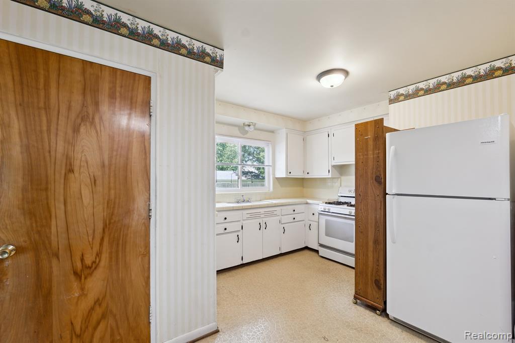 Clawson, Michigan 48017, United States, 3 Bedrooms Bedrooms, ,1 BathroomBathrooms,Residential,Pending,192834