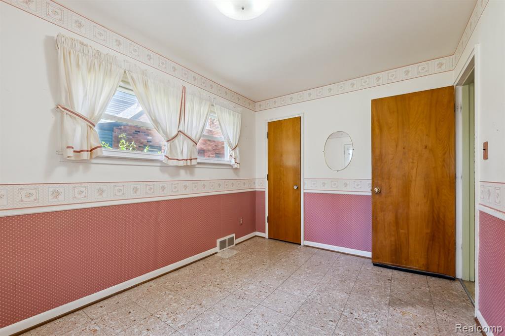 Clawson, Michigan 48017, United States, 3 Bedrooms Bedrooms, ,1 BathroomBathrooms,Residential,Pending,192834