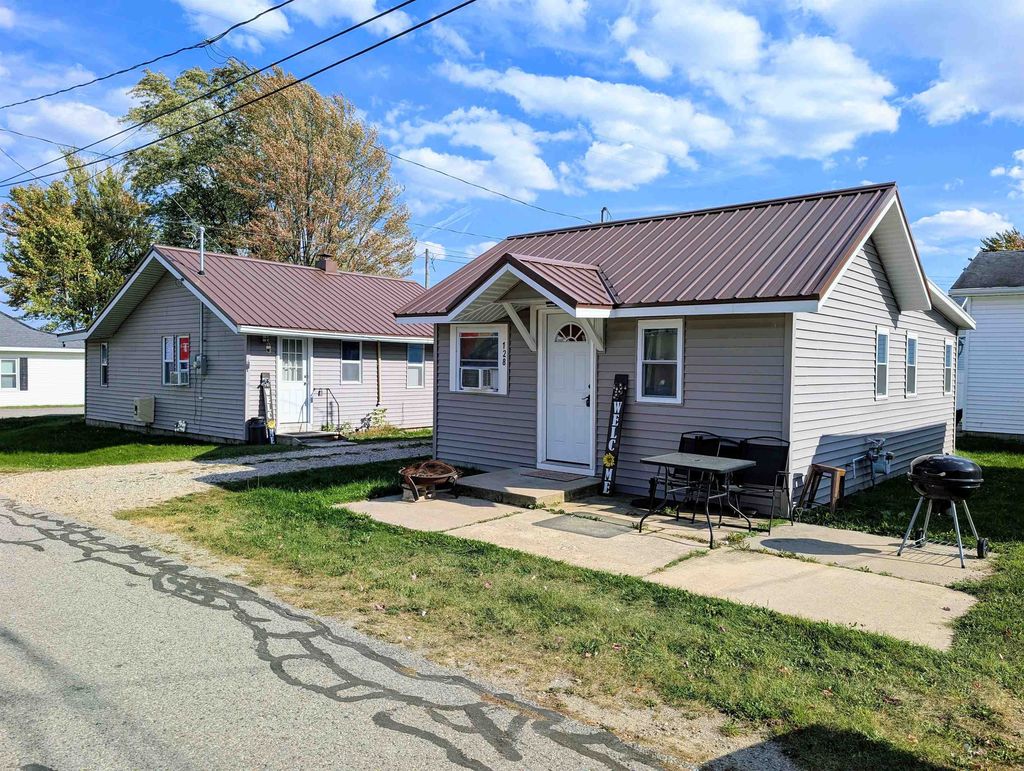 Photo of 707 Shoreline Drive, Houghton Lake, MI 48629 (MLS # 50204633)