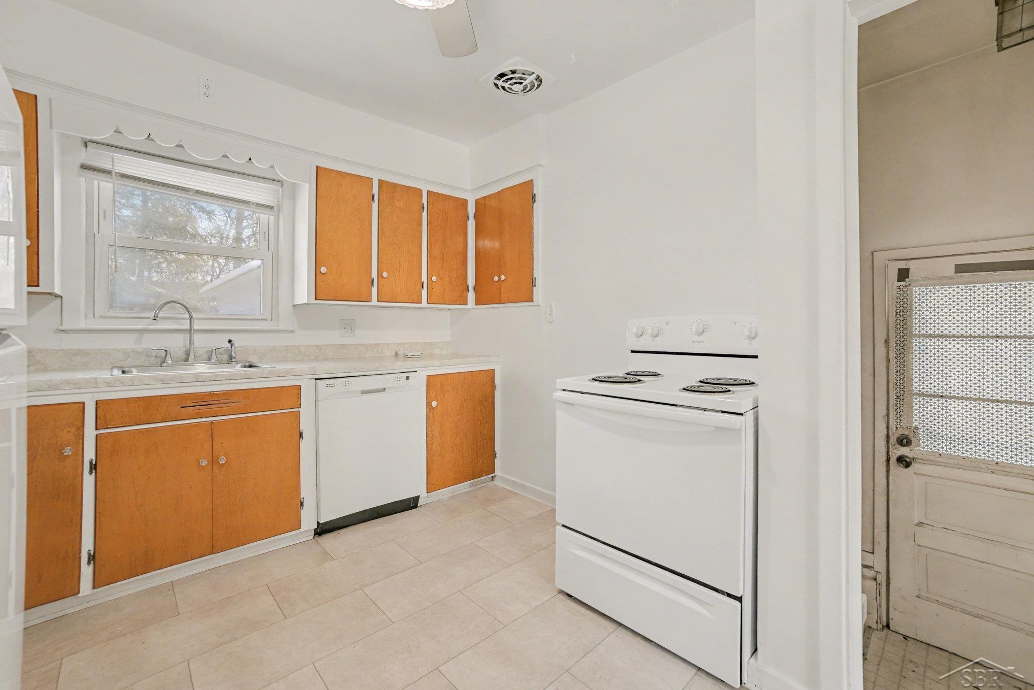 Saginaw, Michigan 48602, United States, 2 Bedrooms Bedrooms, ,1 BathroomBathrooms,Residential,Active,251596