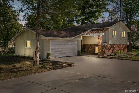 Photo of 1960 Glen Iris Drive, Commerce Twp, MI 48382 (MLS # 61037902)