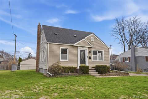 Photo of 927 Montrose Avenue, Royal Oak, MI 48073 (MLS # 61001462)