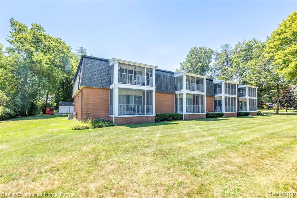 1467 E Krafft Road 8