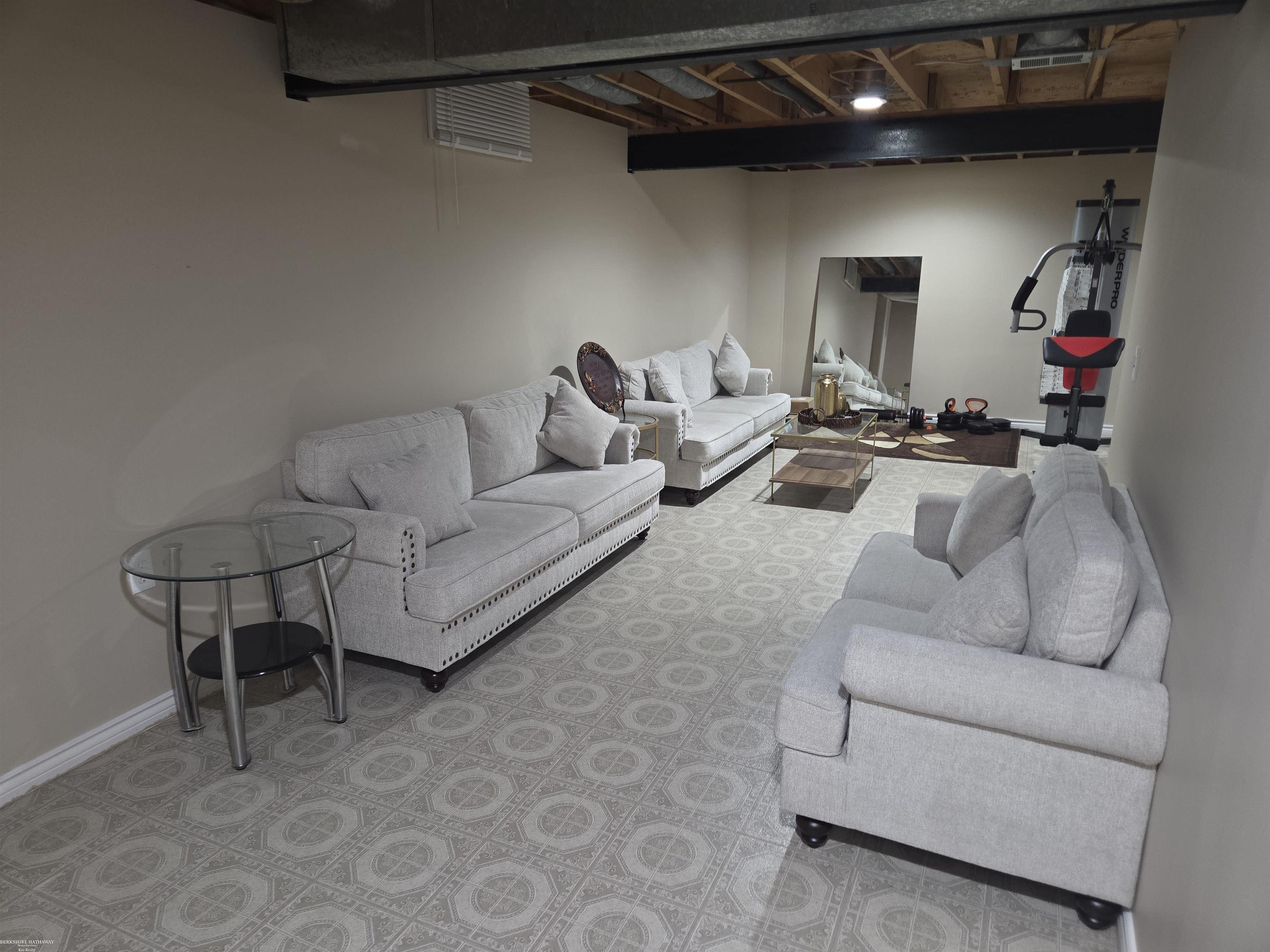 Warren, Michigan 48093, United States, 2 Bedrooms Bedrooms, ,2 BathroomsBathrooms,Residential,Active,193235