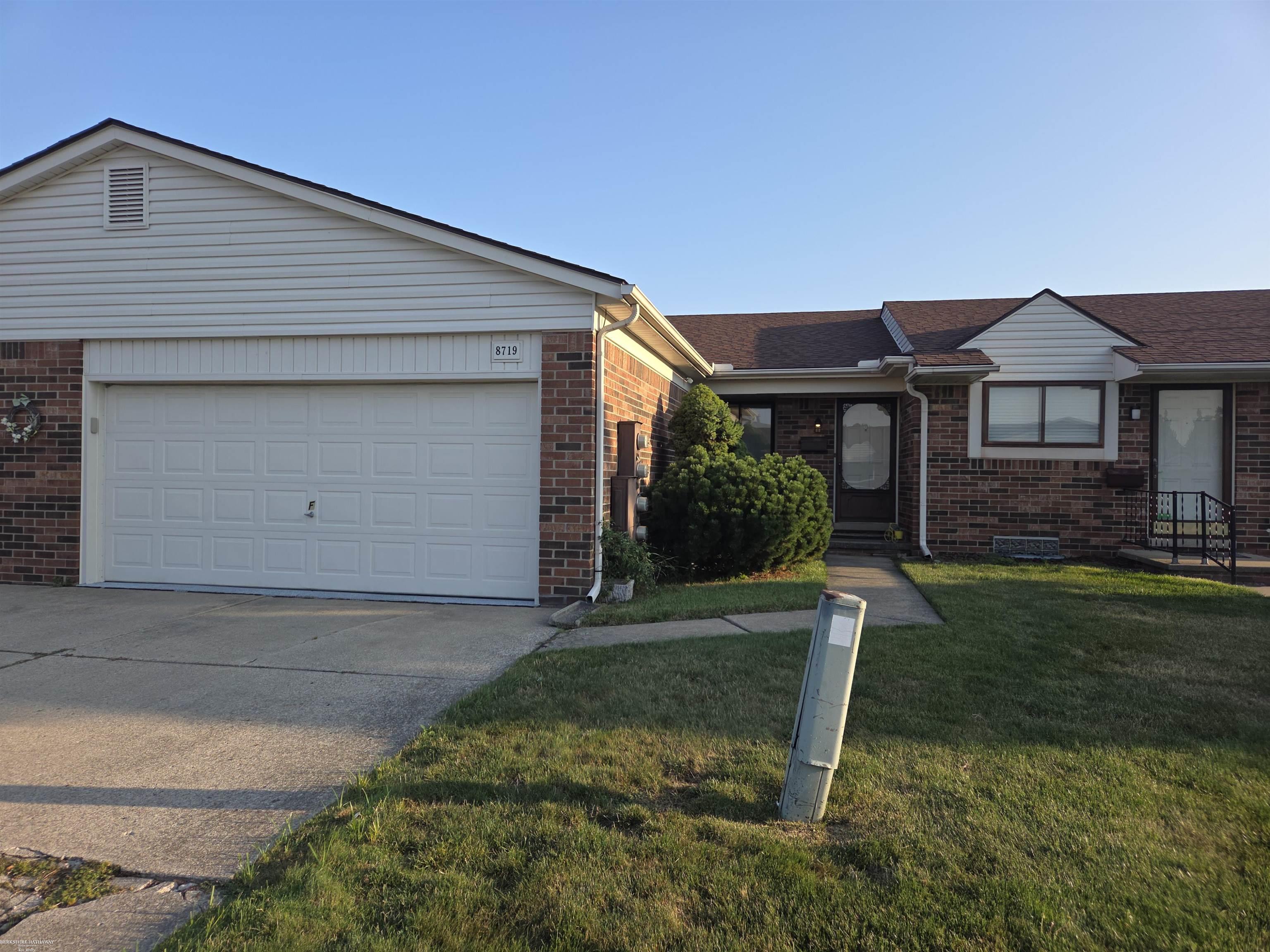 Warren, Michigan 48093, United States, 2 Bedrooms Bedrooms, ,2 BathroomsBathrooms,Residential,Active,193235