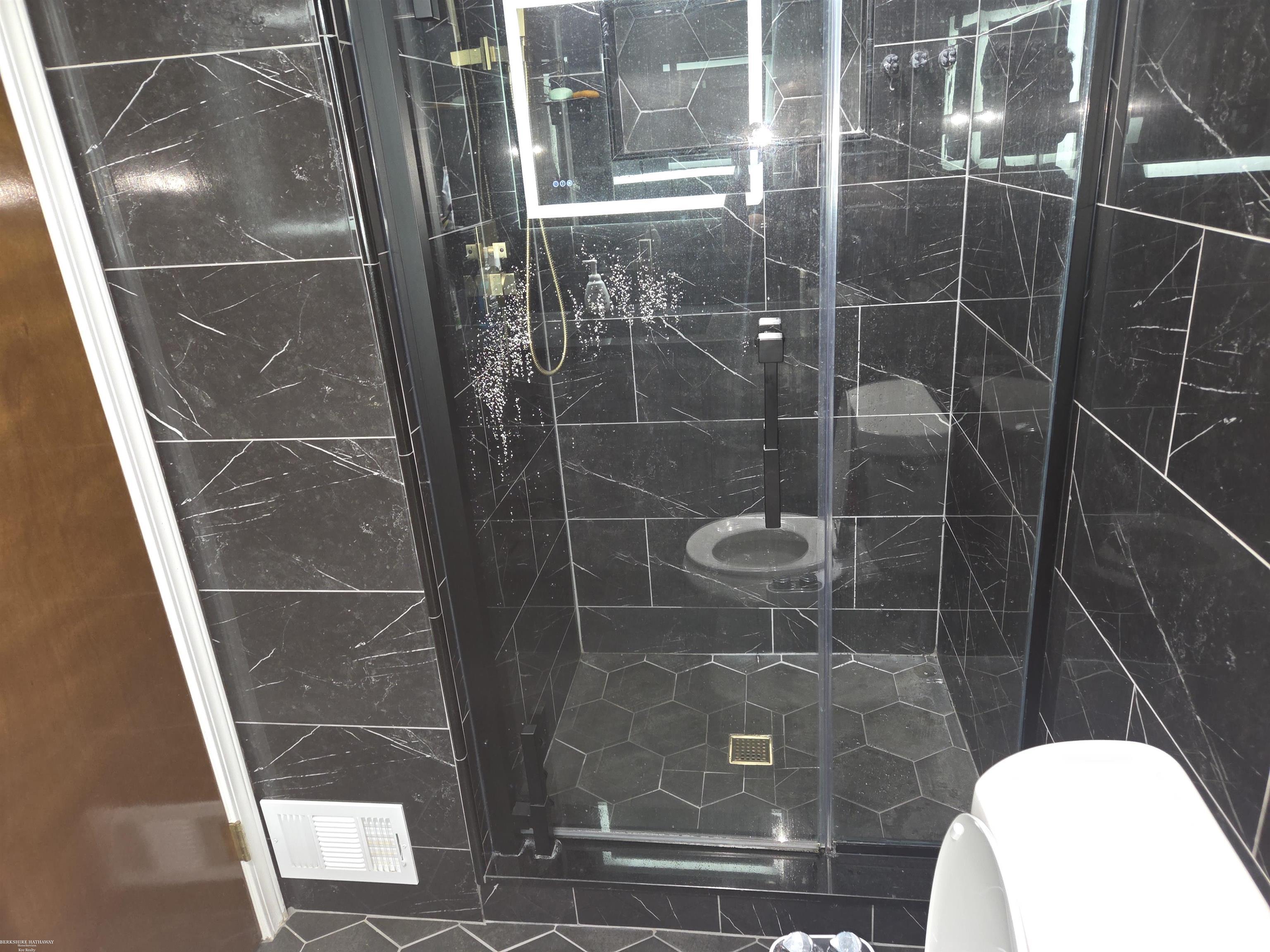 Warren, Michigan 48093, United States, 2 Bedrooms Bedrooms, ,2 BathroomsBathrooms,Residential,Active,193235