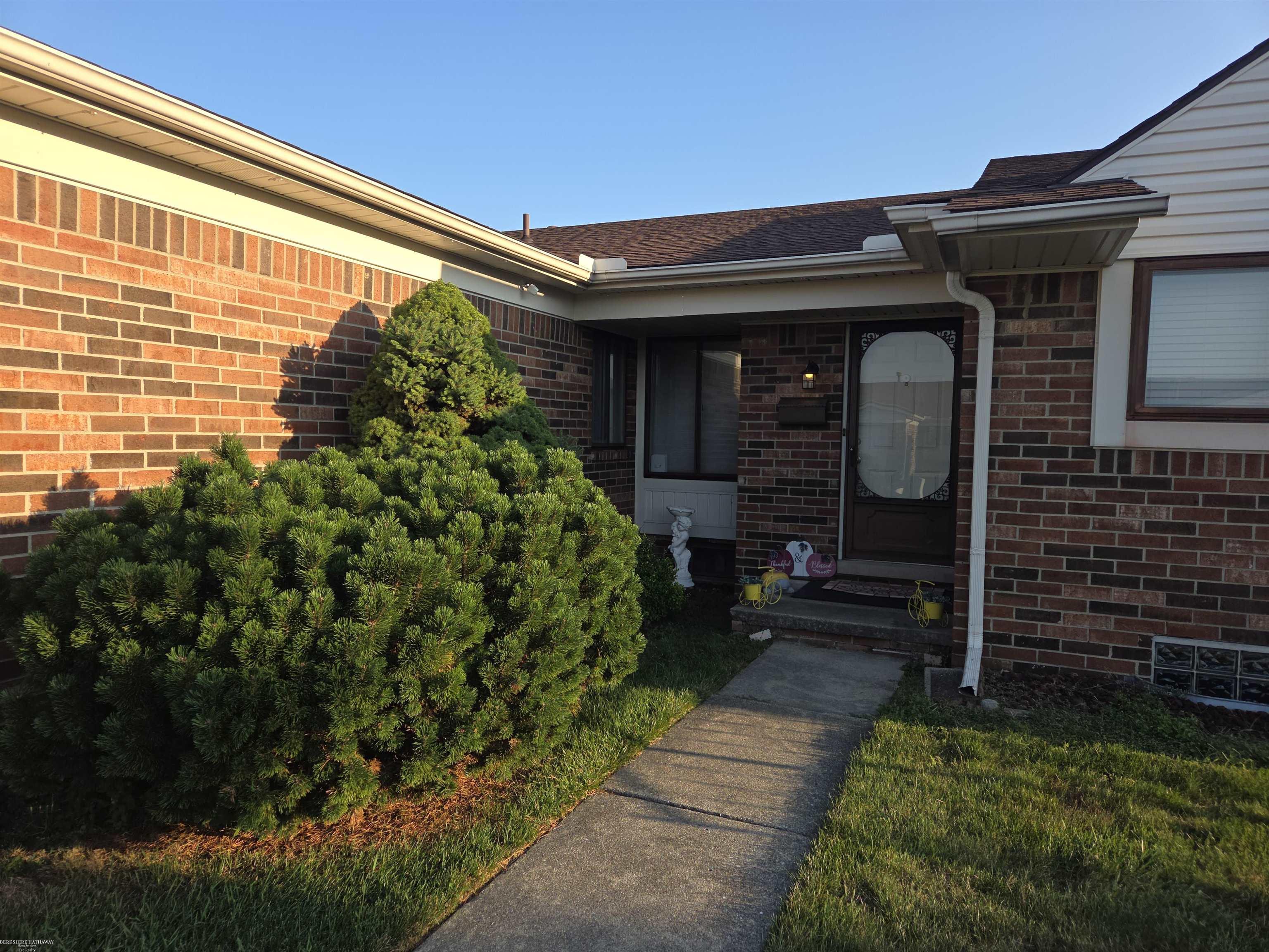 Warren, Michigan 48093, United States, 2 Bedrooms Bedrooms, ,2 BathroomsBathrooms,Residential,Active,193235