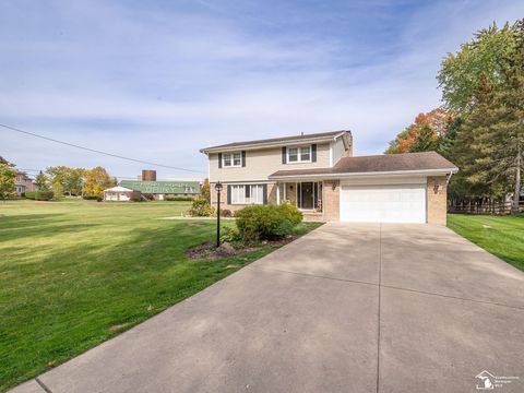Photo of 17 Lakeridge Drive, Adrian, MI 49221 (MLS # 50191963)
