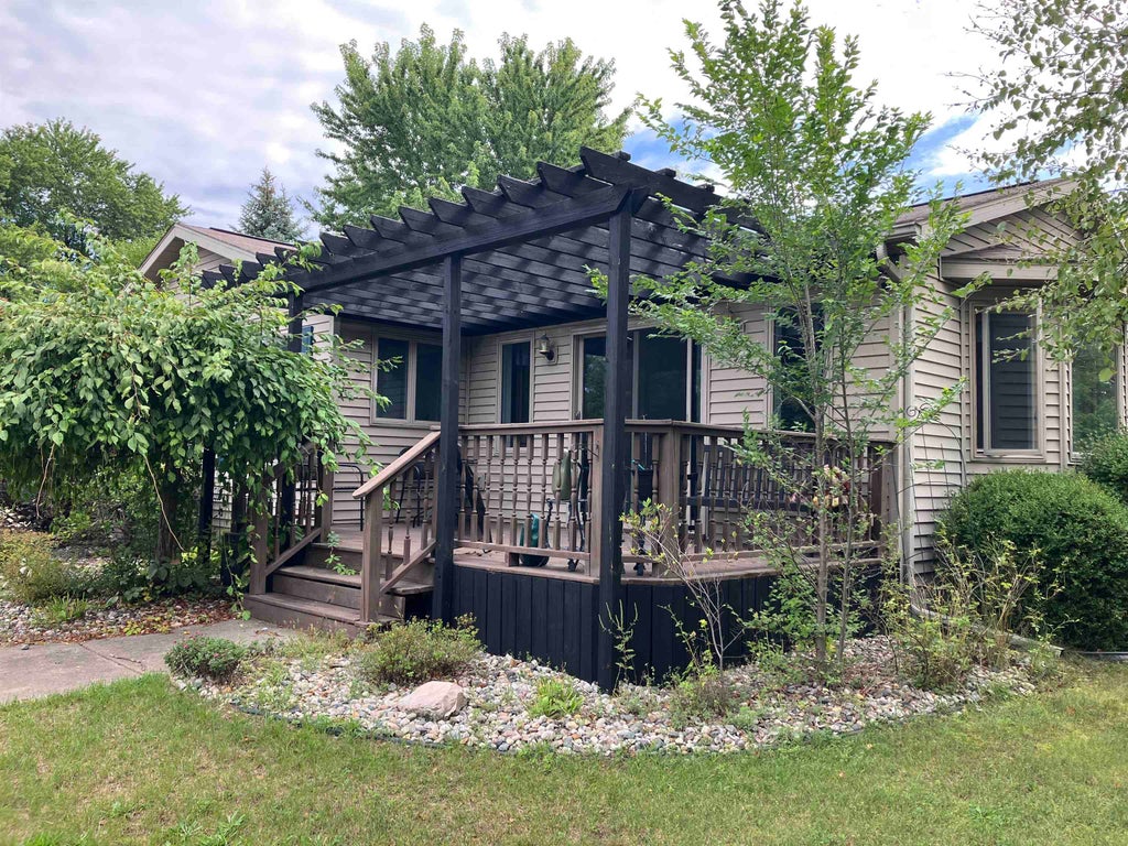 Photo of 1000 N Silverleaf Street, Gladwin, MI 48624 (MLS # 50220245)