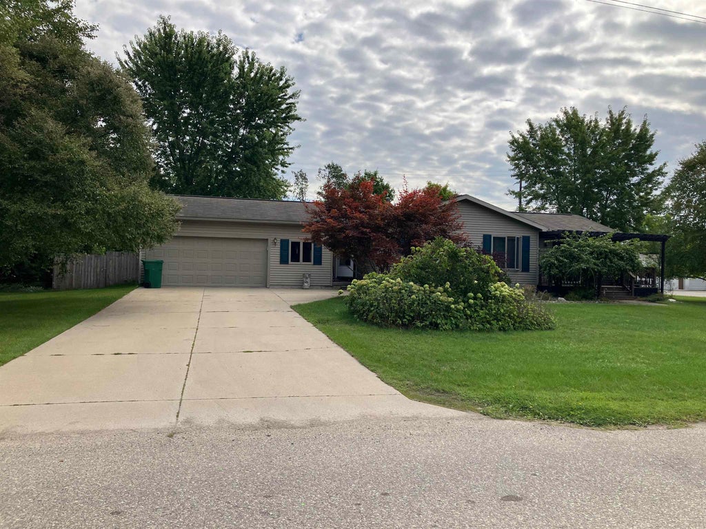 Photo of 1000 N Silverleaf Street, Gladwin, MI 48624 (MLS # 50220245)