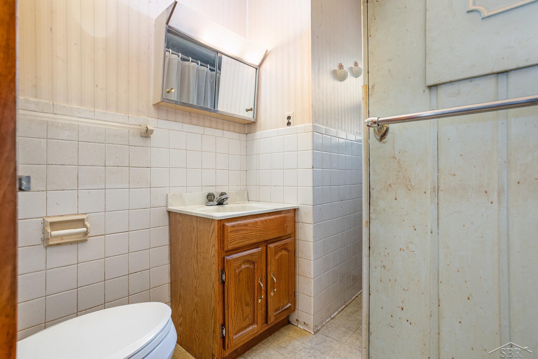 Saginaw, Michigan 48602, United States, 2 Bedrooms Bedrooms, ,1 BathroomBathrooms,Residential,Pending,210998