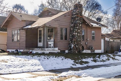 Photo of 2021 Edgewood Avenue, Grand Rapids, MI 49505 (MLS # 70516096)
