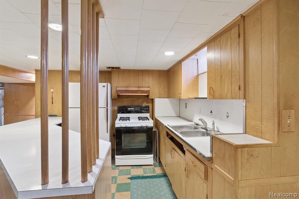 Allen Park, Michigan 48101, United States, 3 Bedrooms Bedrooms, ,2 BathroomsBathrooms,Residential,Active,204901