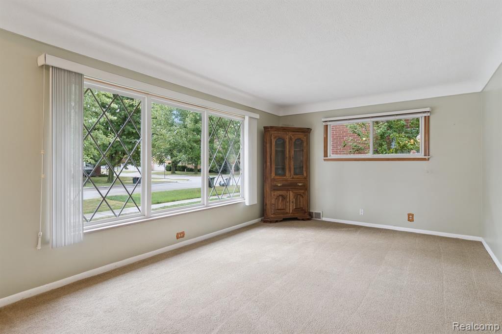 Allen Park, Michigan 48101, United States, 3 Bedrooms Bedrooms, ,2 BathroomsBathrooms,Residential,Active,204901