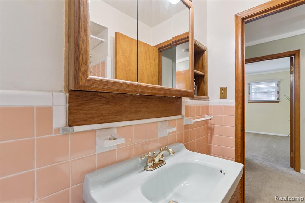 Allen Park, Michigan 48101, United States, 3 Bedrooms Bedrooms, ,2 BathroomsBathrooms,Residential,Active,204901