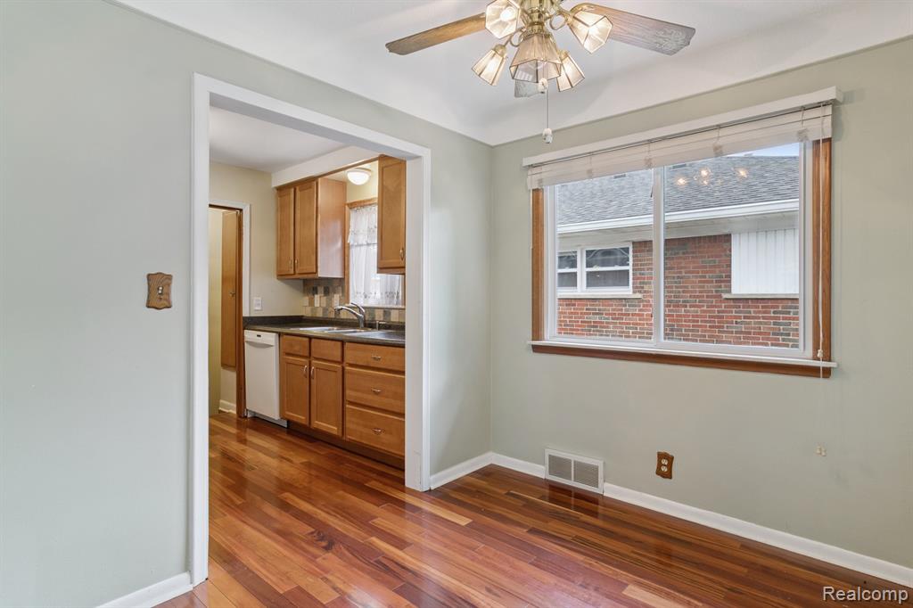 Allen Park, Michigan 48101, United States, 3 Bedrooms Bedrooms, ,2 BathroomsBathrooms,Residential,Active,204901