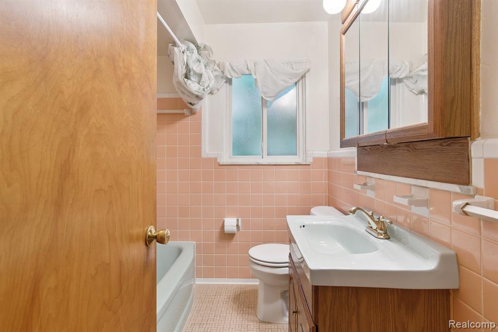 Allen Park, Michigan 48101, United States, 3 Bedrooms Bedrooms, ,2 BathroomsBathrooms,Residential,Active,204901