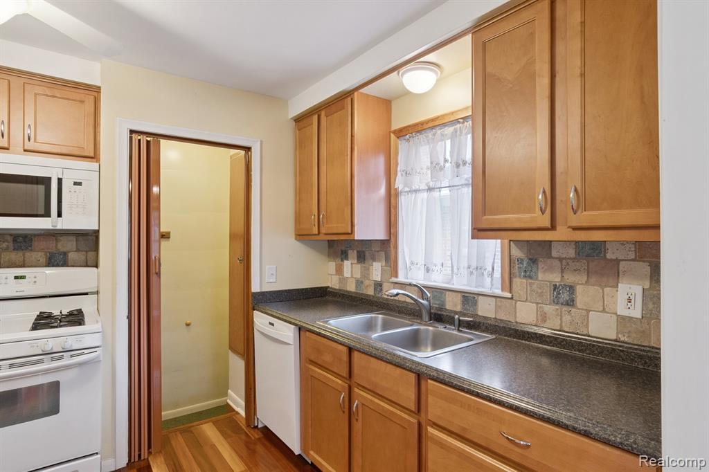 Allen Park, Michigan 48101, United States, 3 Bedrooms Bedrooms, ,2 BathroomsBathrooms,Residential,Active,204901