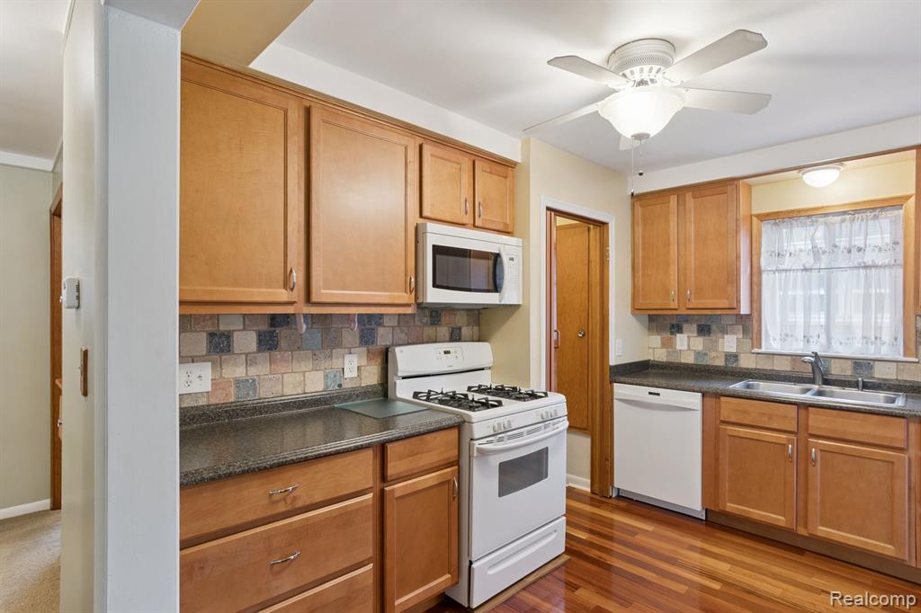 Allen Park, Michigan 48101, United States, 3 Bedrooms Bedrooms, ,2 BathroomsBathrooms,Residential,Active,204901