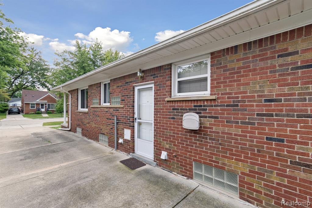 Allen Park, Michigan 48101, United States, 3 Bedrooms Bedrooms, ,2 BathroomsBathrooms,Residential,Active,204901