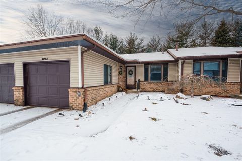 Photo of 2223 Mapleton Street, Grand Rapids, MI 49505 (MLS # 70509105)