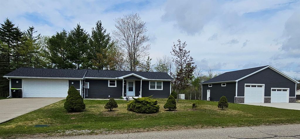 Photo of 1990 Huntington Circle, Gladwin, MI 48624 (MLS # 50207899)