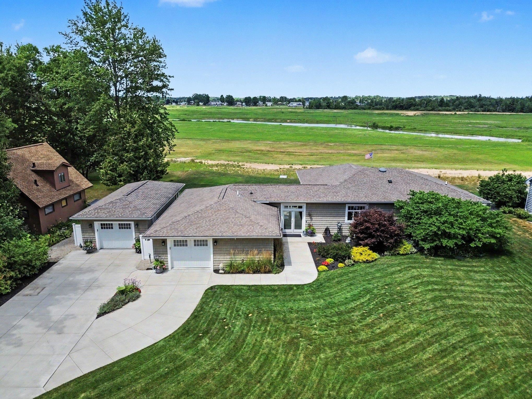 71 E Lakeshore Drive