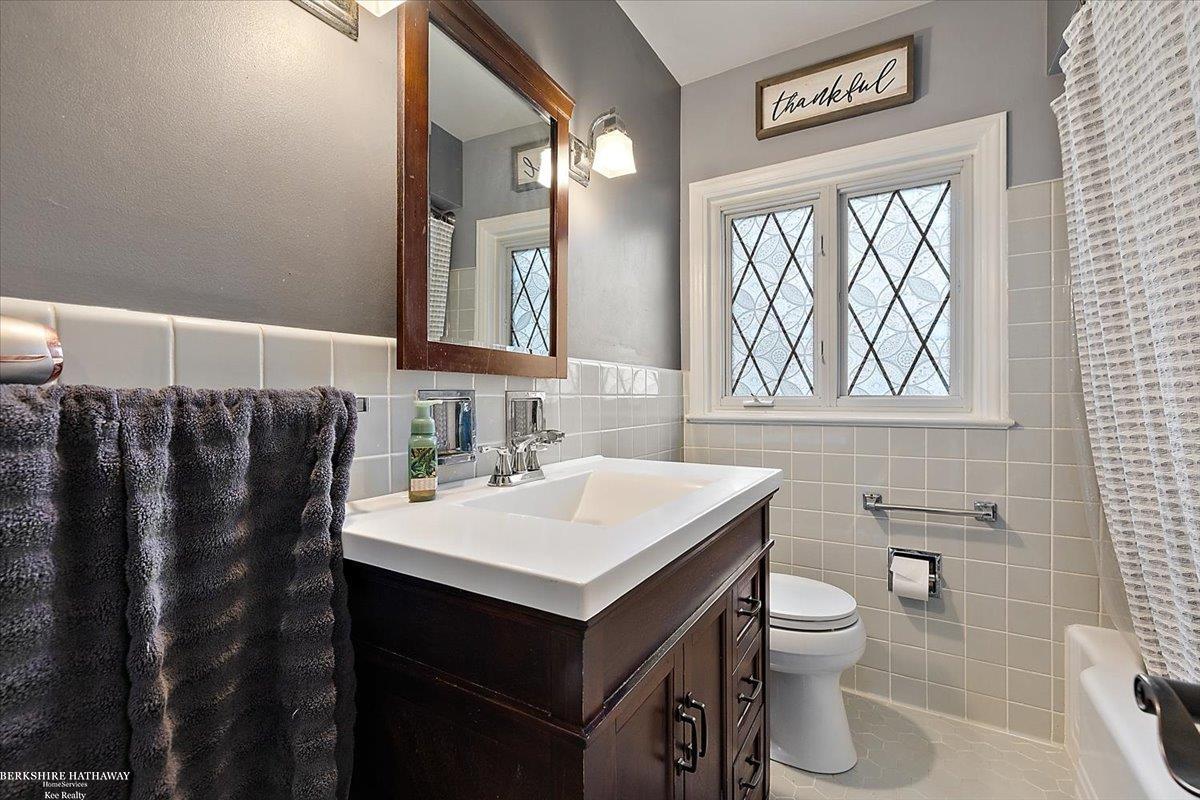 Grosse Pointe Woods, Michigan 48236, United States, 4 Bedrooms Bedrooms, ,2 BathroomsBathrooms,Residential,Active,242435