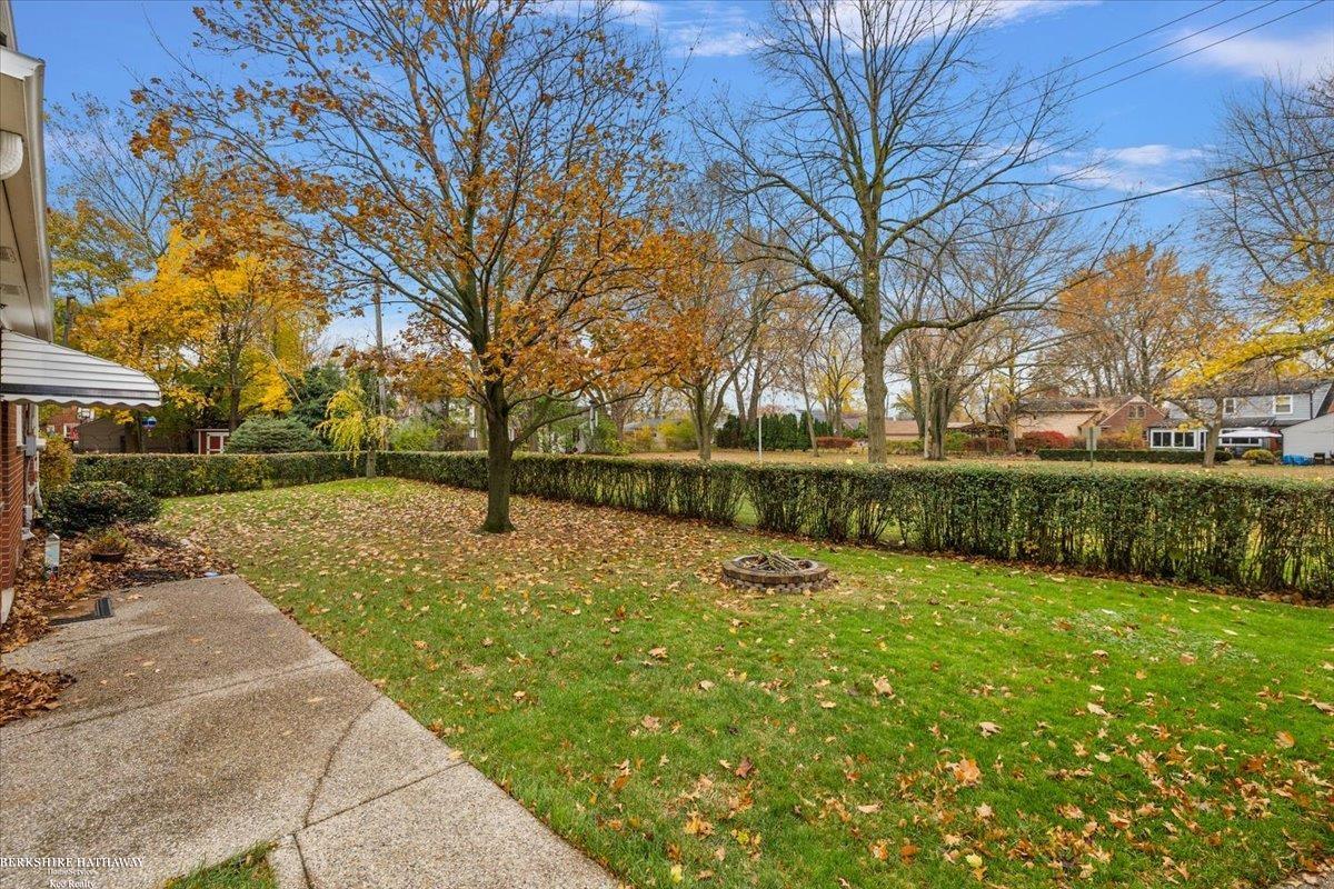 Grosse Pointe Woods, Michigan 48236, United States, 4 Bedrooms Bedrooms, ,2 BathroomsBathrooms,Residential,Active,242435