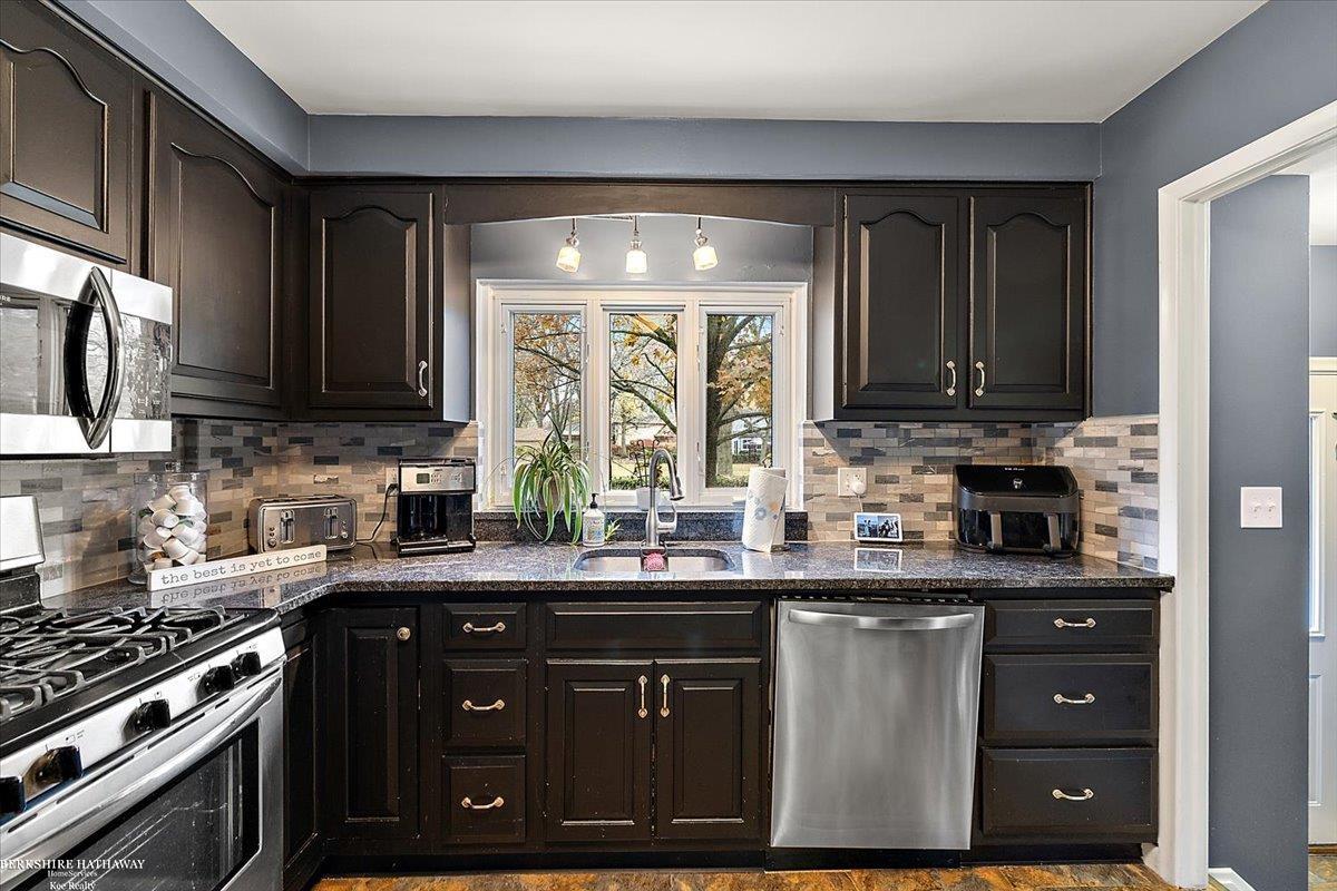 Grosse Pointe Woods, Michigan 48236, United States, 4 Bedrooms Bedrooms, ,2 BathroomsBathrooms,Residential,Active,242435