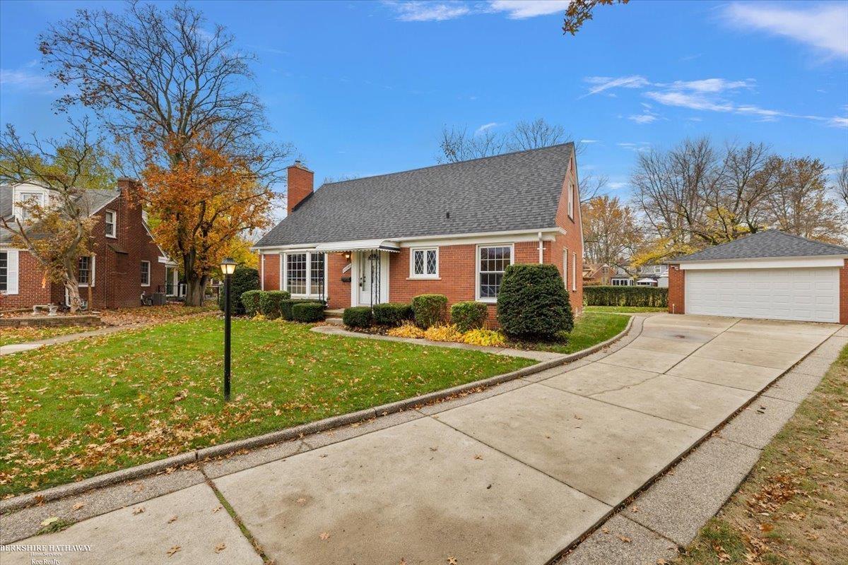 Grosse Pointe Woods, Michigan 48236, United States, 4 Bedrooms Bedrooms, ,2 BathroomsBathrooms,Residential,Active,242435