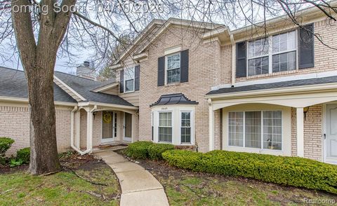 Photo of 2669 Williamsburg Circle, Auburn Hills, MI 48326 (MLS # 60981448)