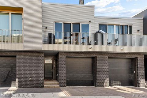 2837 BRUSH Detroit MI 48322