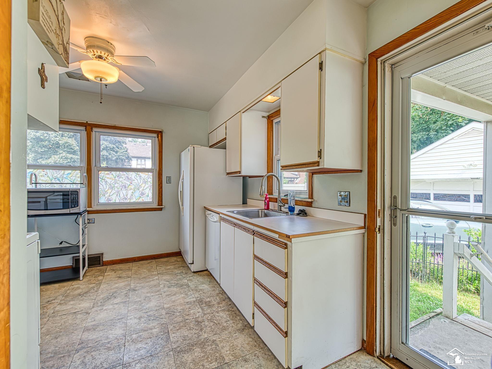 415 E Noble Avenue