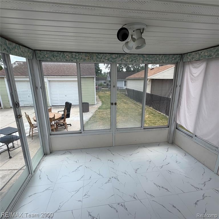 16729 W Outer Drive