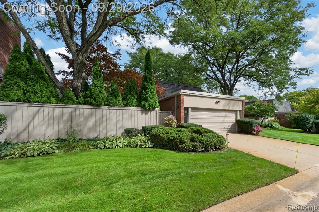 1043 Stratford Lane