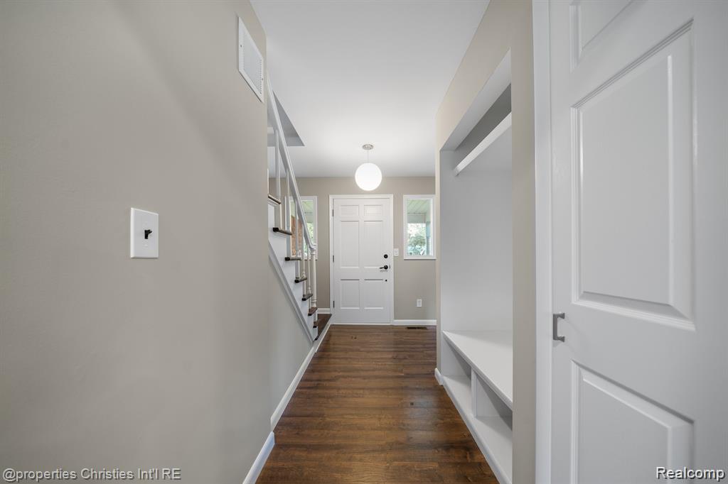 Rochester Hills, Michigan 48309, United States, 3 Bedrooms Bedrooms, ,2 BathroomsBathrooms,Residential,Active,204671