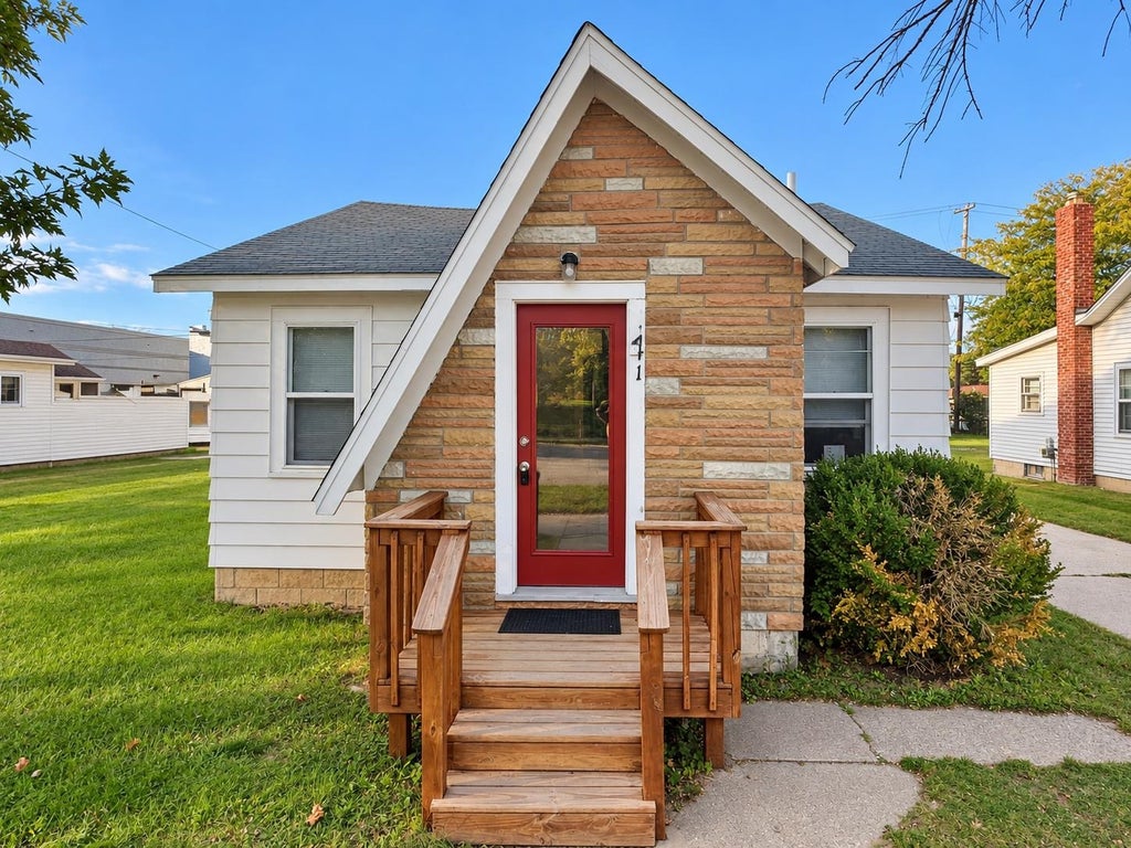 Photo of 141 E Grout Street, Gladwin, MI 48624 (MLS # 50223250)