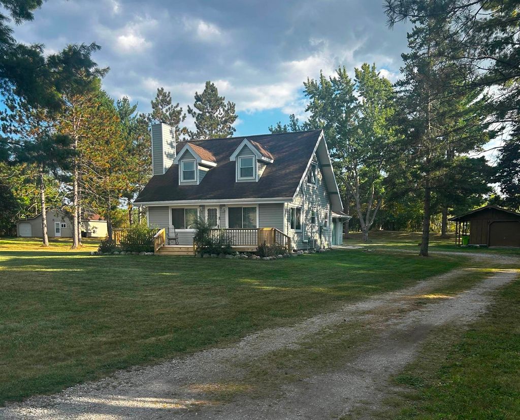 Photo of 1907 Berkshire Drive, Gladwin, MI 48624 (MLS # 50188426)