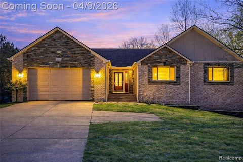 Photo of 29593 Medbury Street, Farmington Hills, MI 48336 (MLS # 60981462)