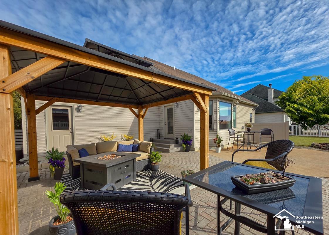 986 Regents Park Drive