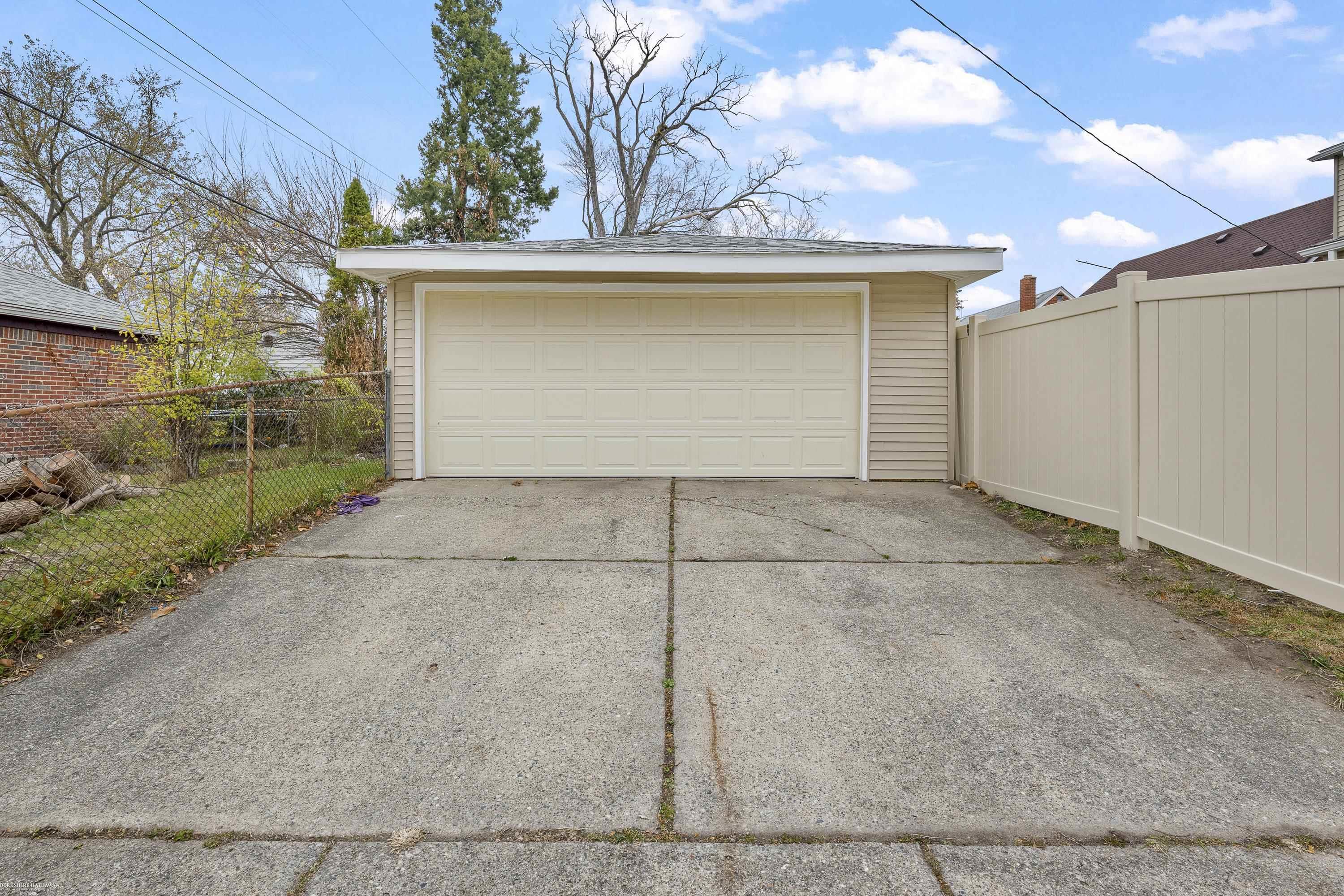 Detroit, Michigan 48235, United States, 3 Bedrooms Bedrooms, ,3 BathroomsBathrooms,Residential,Active,247473